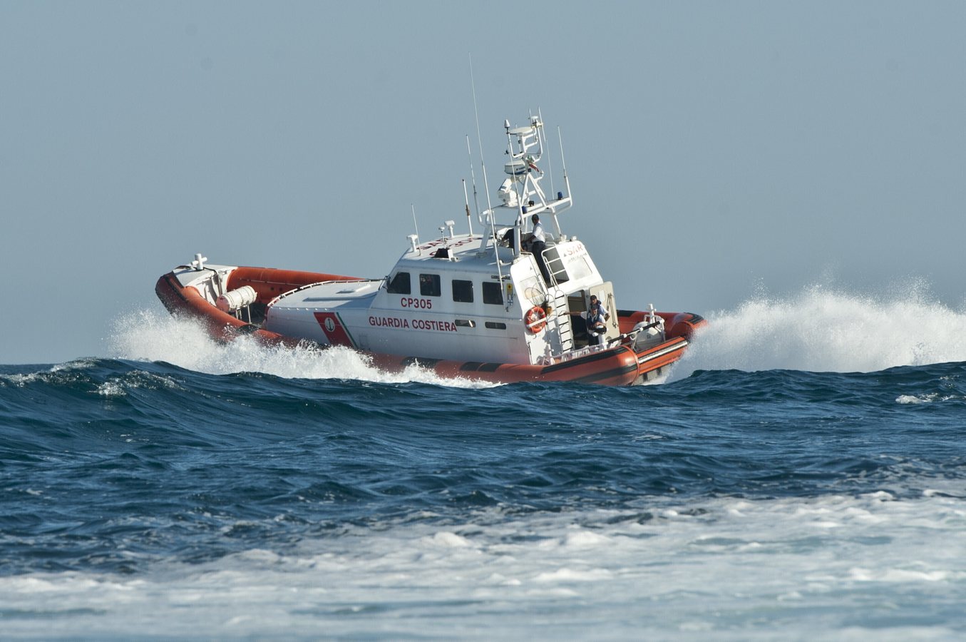 Caos a Marina di Ragusa: pacchi di denaro dal mare, sequestrati 700mila euro