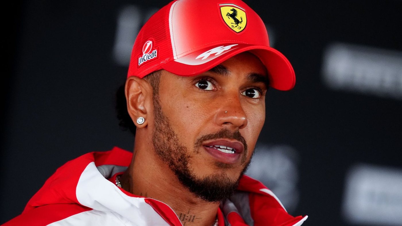 Hamilton invita la Ferrari a mettere pressione ad Antonelli nella lotta al titolo