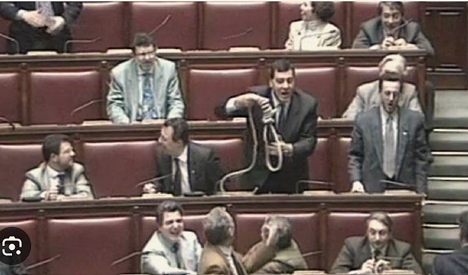 Dal cappio alla mortadella, la storia delle proteste con oggetti in Parlamento
