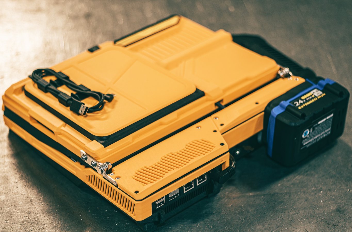 Lo Slurptop unisce design da cyberdeck e funzionalità pratiche grazie alle batterie per utensili
