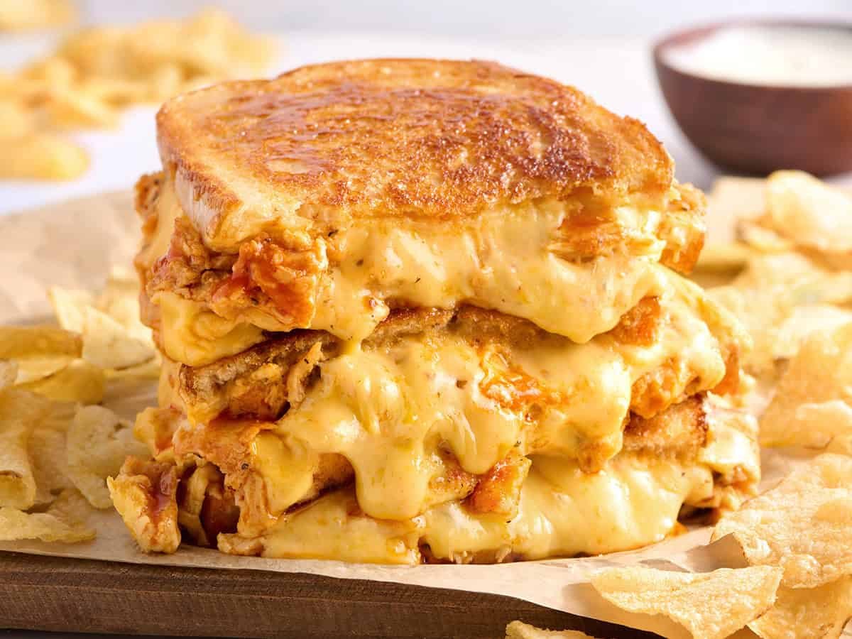 Il grilled cheese al buffalo chicken che trasforma gli avanzi in un piatto da partita