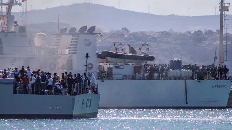 Il mercato dei falsi contratti di lavoro per aggirare le regole sull'immigrazione