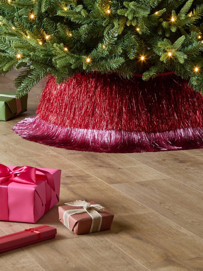 Le gonne per l’albero di Natale sono la tendenza del 2026 e Very propone un modello in tinsel a 30 euro