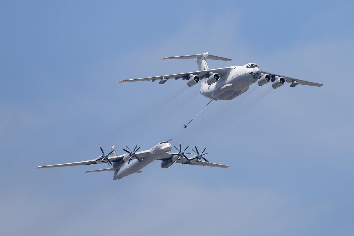 Sei morti nello schianto di un bombardiere strategico russo Tu-95 durante un'esercitazione