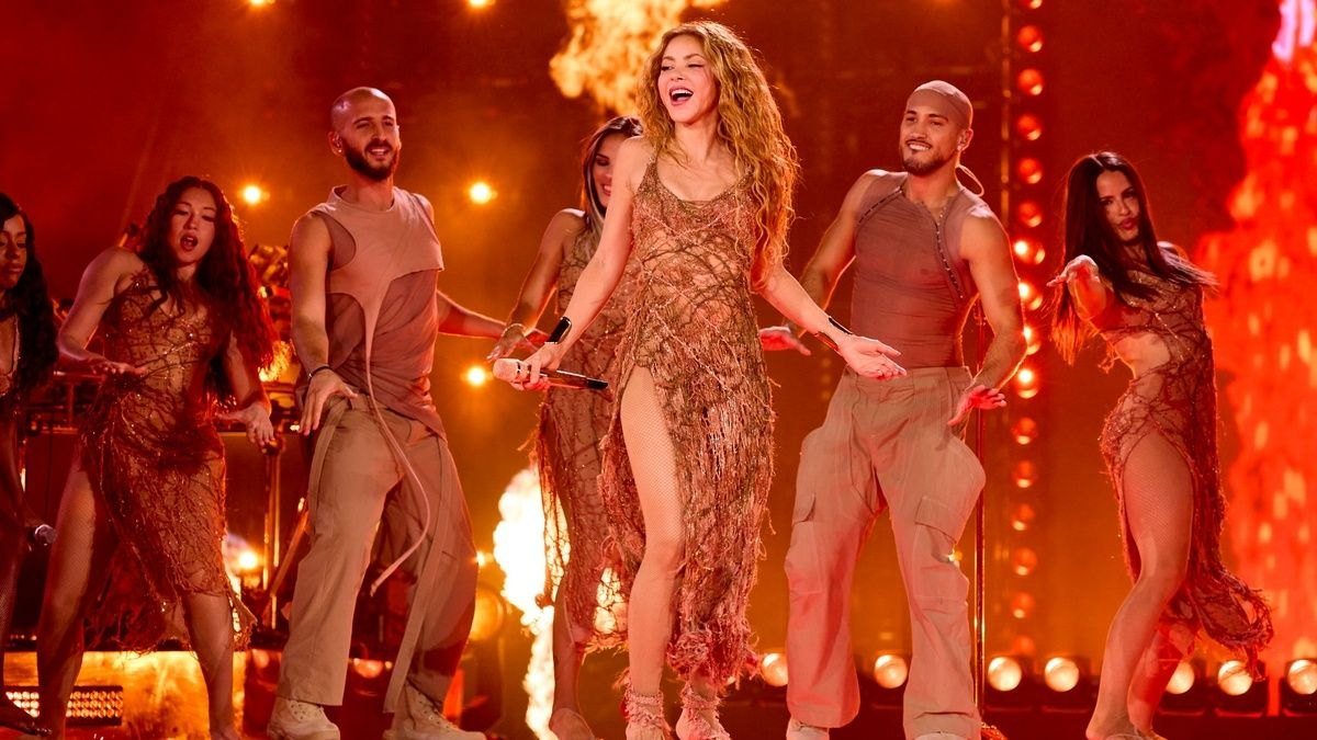 Shakira apre la residenza di Madrid con 165.000 fan e la sorpresa di Laura Pausini