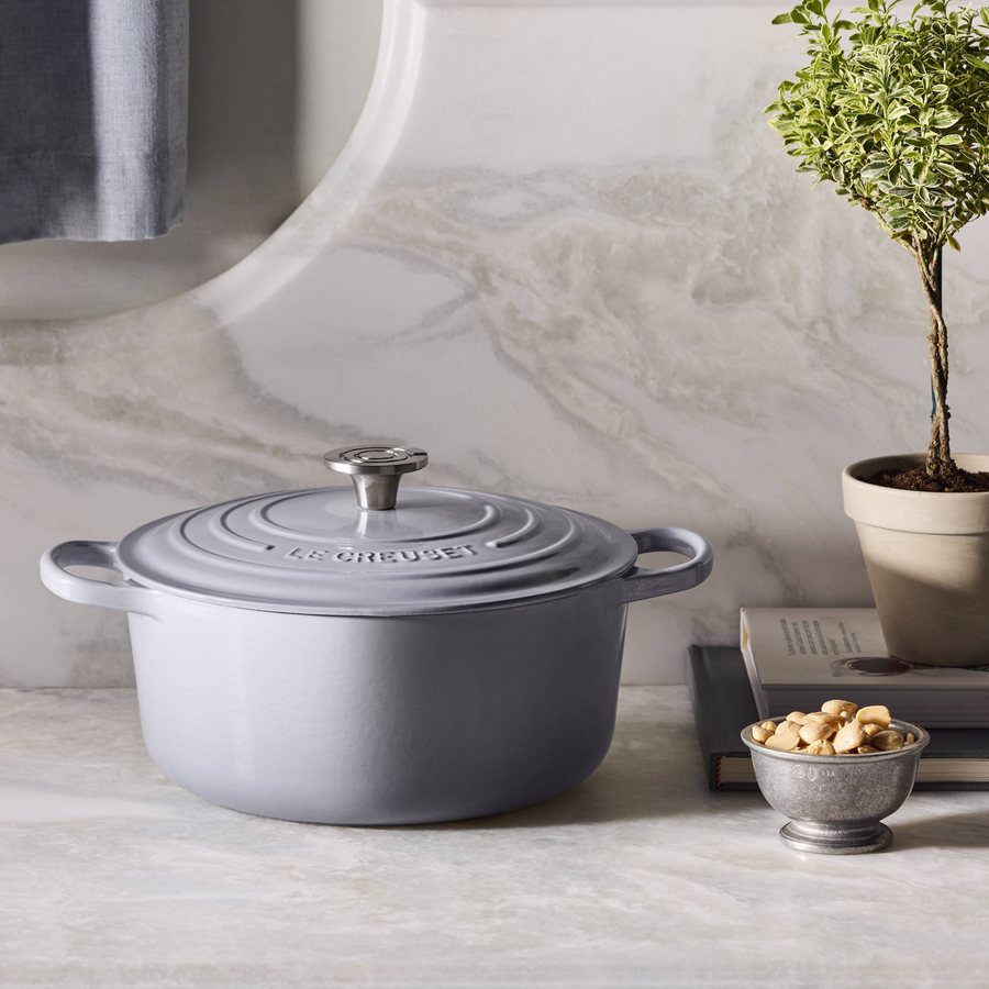 Le Creuset lancia il suo colore più neutro: un blu-grigio per cucine discrete